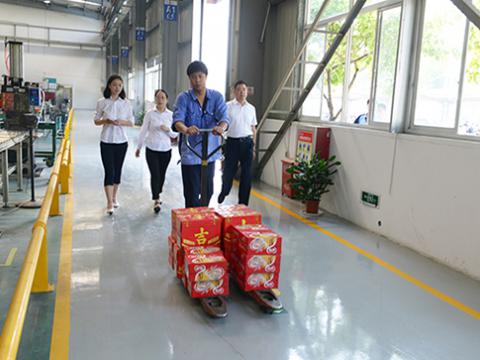 新葡的京集团350vip8888集团工会开展“夏日送清凉”活动