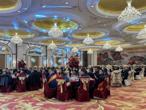 雄鹰展翅震寰宇 威龙腾飞冲云霄|新葡的京集团350vip8888电气召开2023年度总结表扬大会暨2024年迎新春晚会